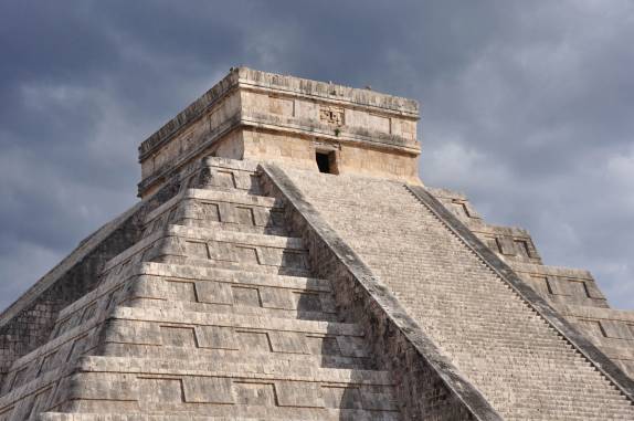 O famoso 'Castillo', a mais emblemática construção de Chichen-Itza, na península do Yucatán, no México